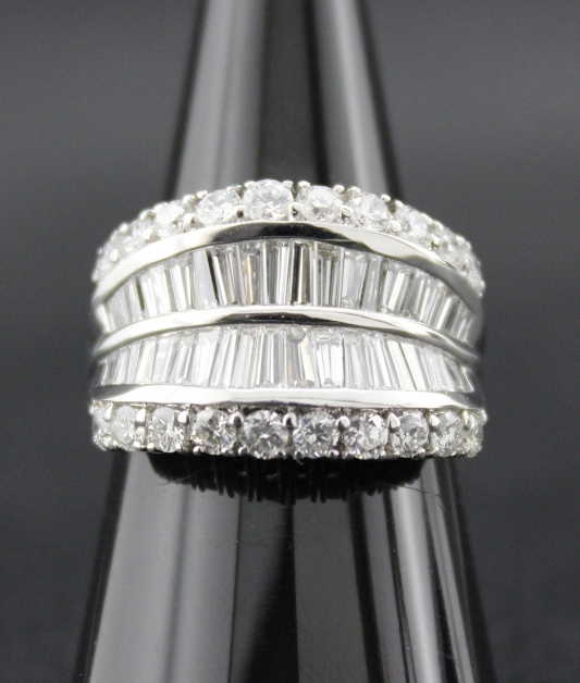 (image for) A 18K WHITE GOLD DIAMOND RING